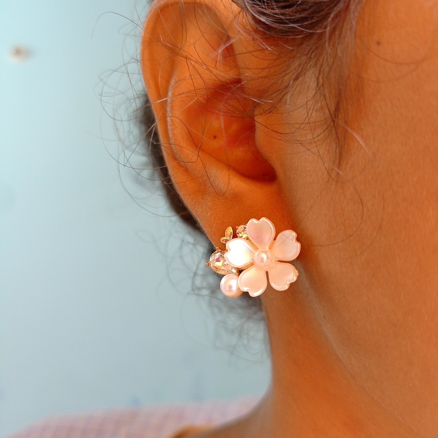 White Shell Flower Stud